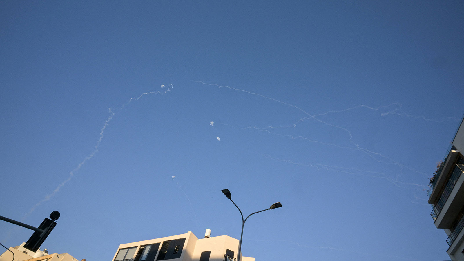 İran, İsrail'deki askeri noktalar ile ABD üslerine ağır savaş başlığı taşıyan füzelerle yeni saldırılar başlattı