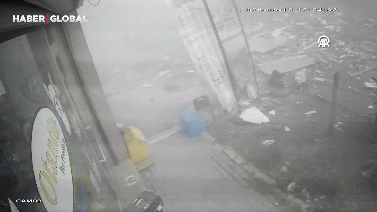 Avcılar'da 5 katlı binan yıkım esnasında böyle çöktü