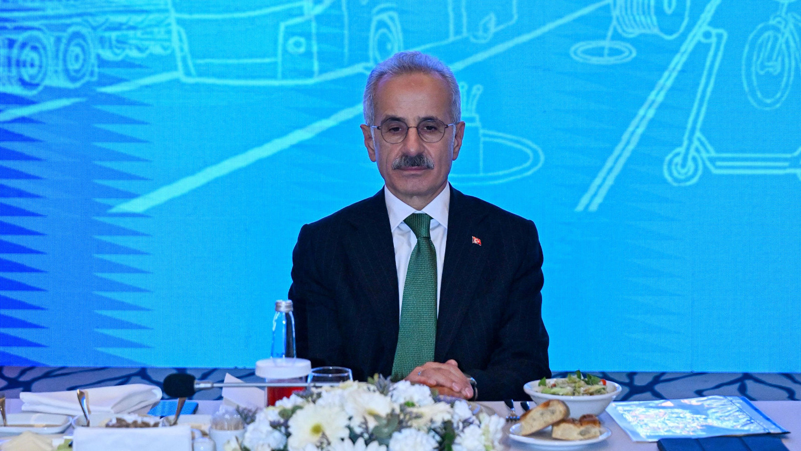 Bakan Uraloğlu: 800 gemi hala Hürmüz Boğazı'nda