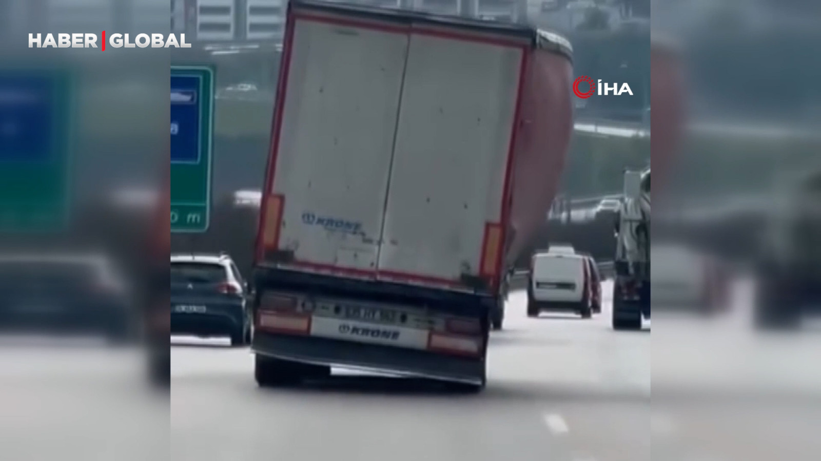 Bursa'da tır yan şekilde ilerlerken, sürücüler korku dolu anlar yaşadı