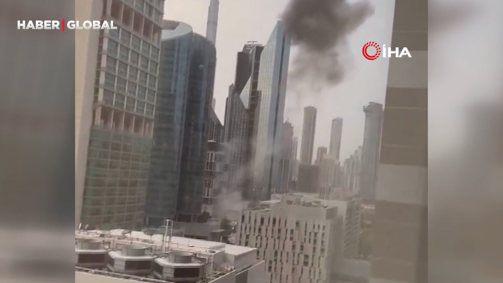 Dubai'de enkaz parçaları gökdelene böyle düştü!