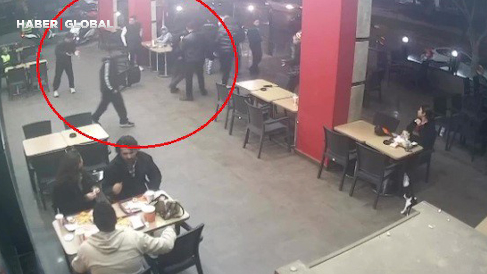 Hiç tanımadıkları genci çevirip, "Neden bakıyorsun" diyerek ağzını burnunu kırdılar