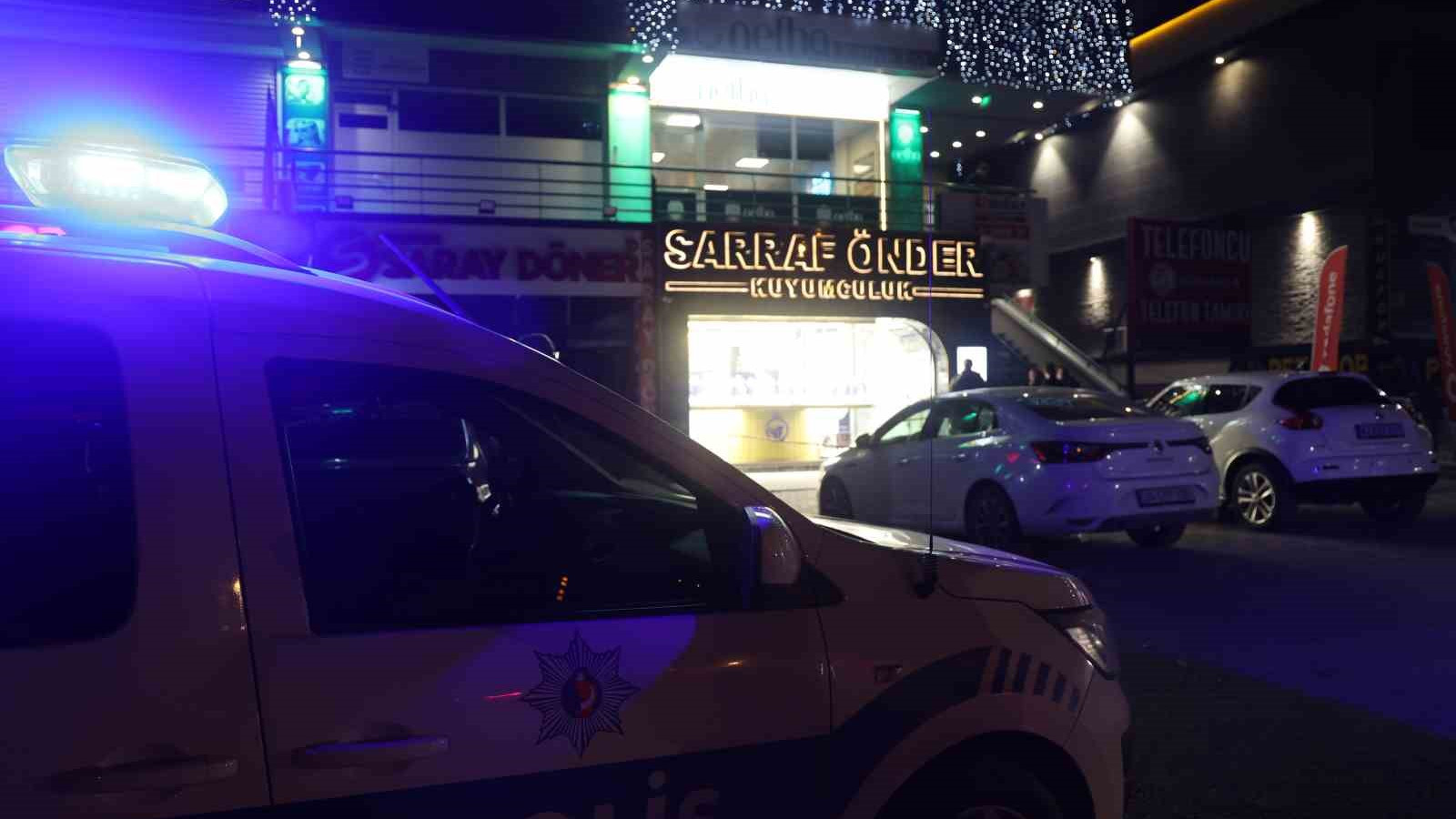 Konya'da kuyumcuya giren hırsızlar imitasyon bilezikleri çaldı