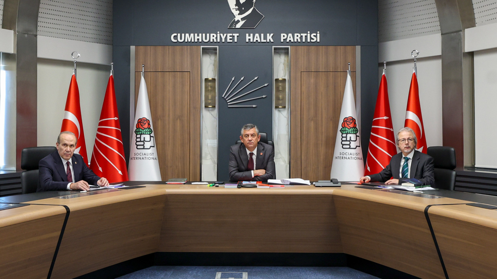 Özgür Özel: Demokrasi, bombalar yağdırılarak ithal edilemez