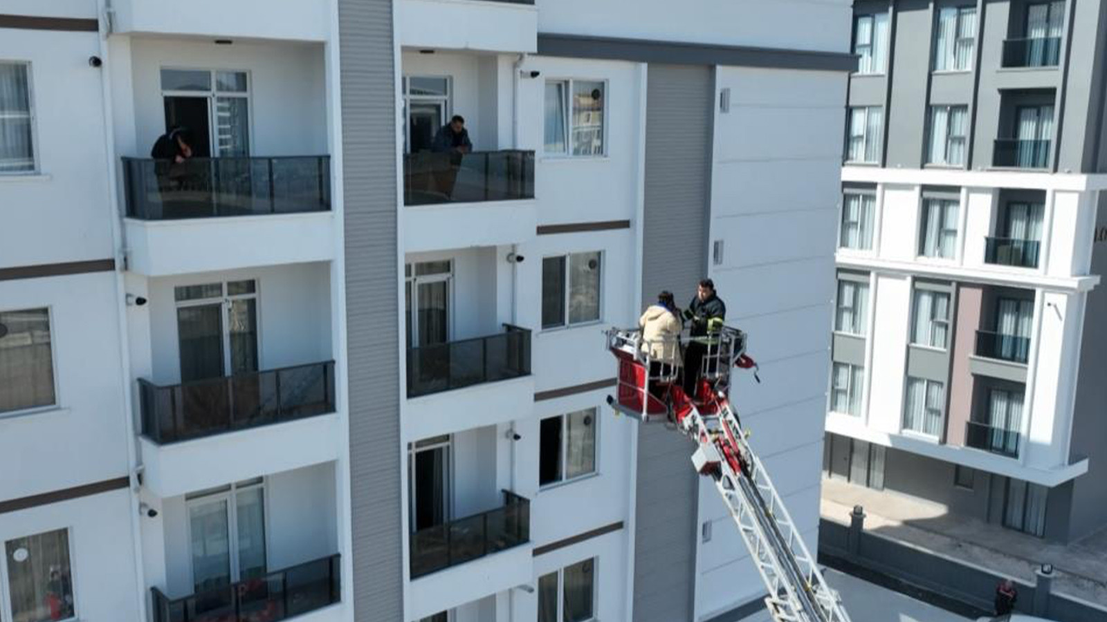 Prizde unutulan şarj aleti patladı! Çıkan yangında 16 kişi hastanelik oldu