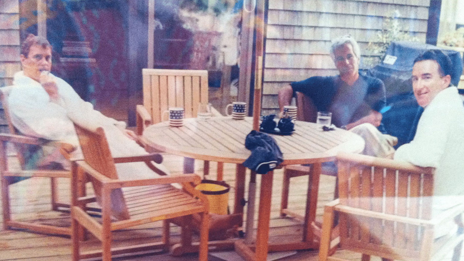 Epstein dosyasında yeni üçlü fotoğraf ortaya çıktı! Prens Andrew ve Mandelson bornozla görüntülendi