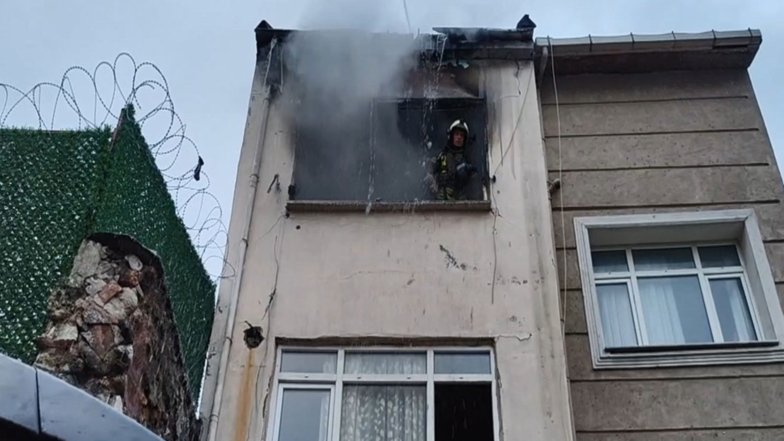 Fatih'te 2 katlı binada yangın: Yaralılar var