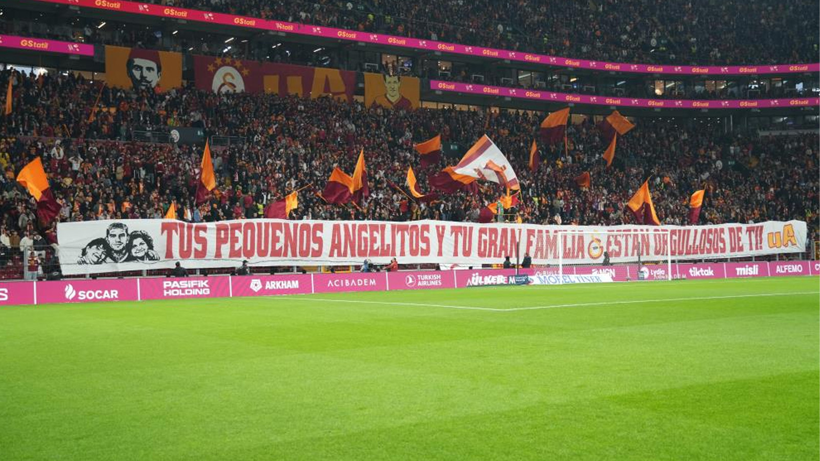 Lucas Torreira'nın annesi ve anneannesi için duygusal pankart