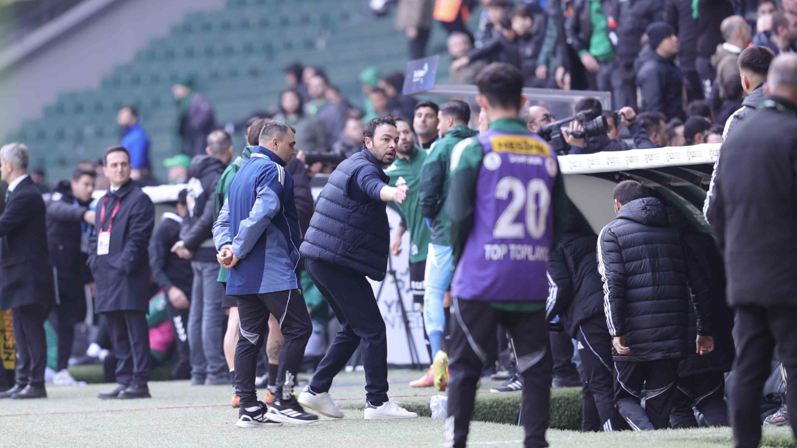 Penaltı kararı sonrası Selçuk İnan çılgına döndü: Maç bitmeden herkesi soyunma odasına götürdü