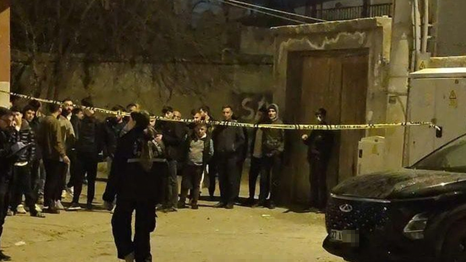 Sokakta yürürken tabanca ile başından vuruldu