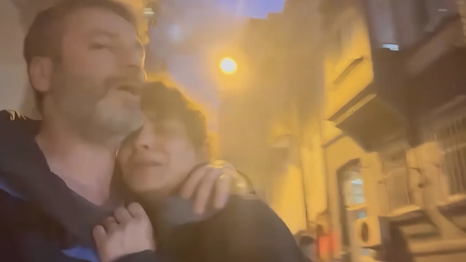 Beyoğlu'nda bina alevlere teslim oldu! Oyuncu Umut Özkan ve eşi son anda kurtuldu