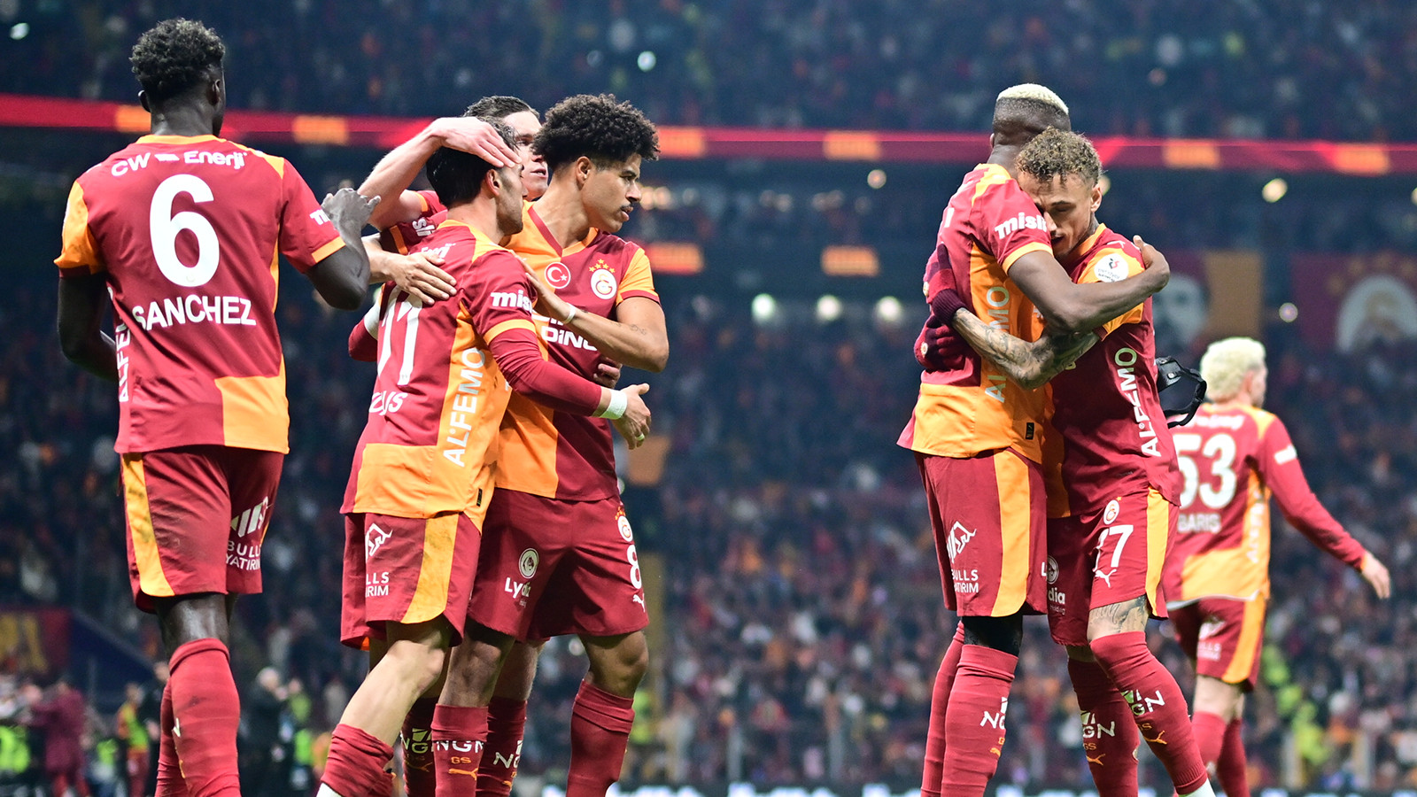 Galatasaray, Süper Lig'in 68 sezonluk puan cetvelinde Fenerbahçe ile farkı kapatıyor