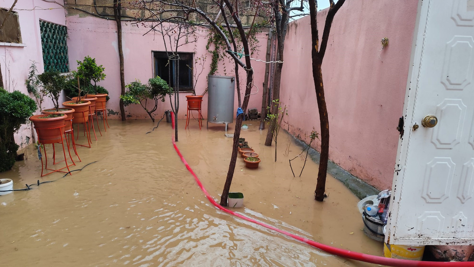 Mardin'i sağanak vurdu; Evleri su bastı, tarım alanları zarar gördü