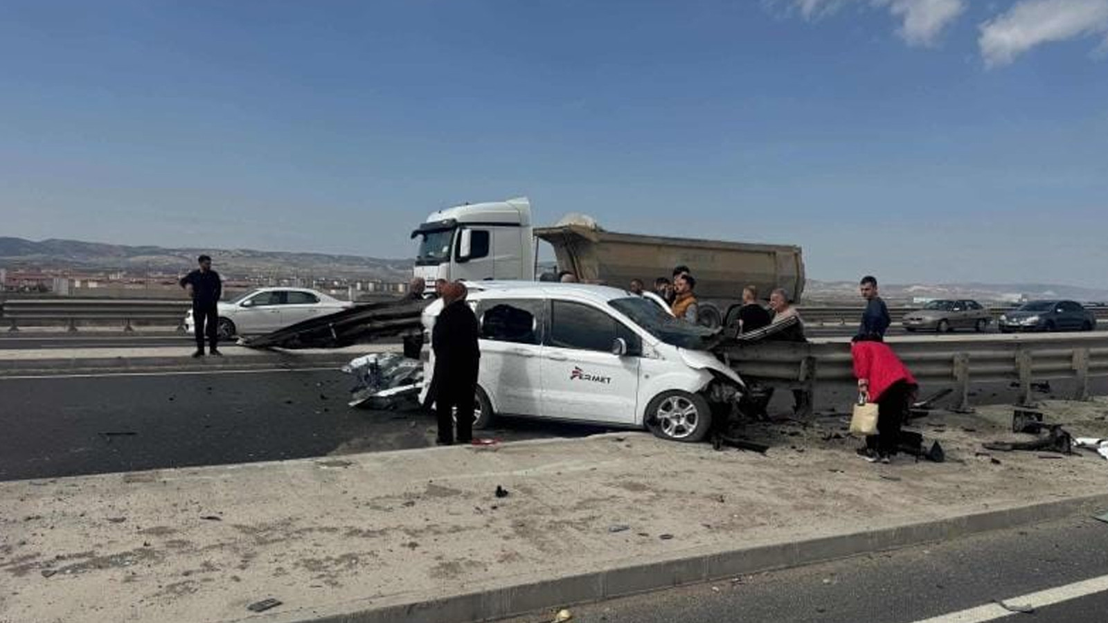 Otomobil bariyerlere ok gibi saplandı