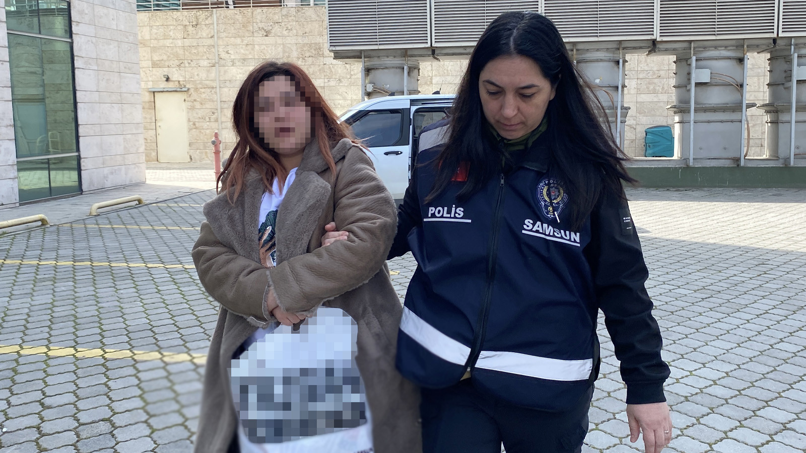 Samsun'da genç kadın, eski sevgilisinin kız arkadaşını bıçakla yüzünden yaraladı