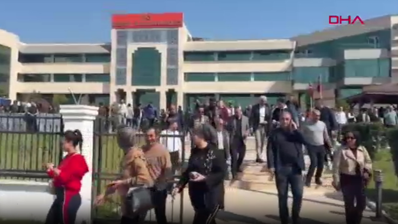 Antalya'da kaymakamlık binasında silah sesleri duyuldu!