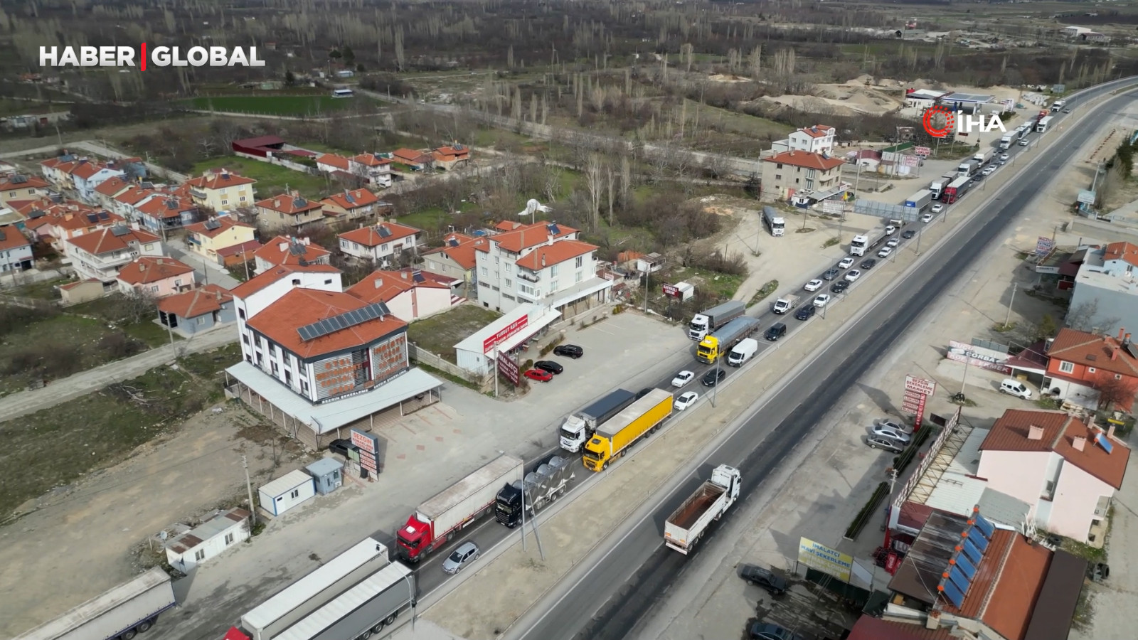 Bayram trafiği yoğunluğu başladı, kuyruklar oluştu