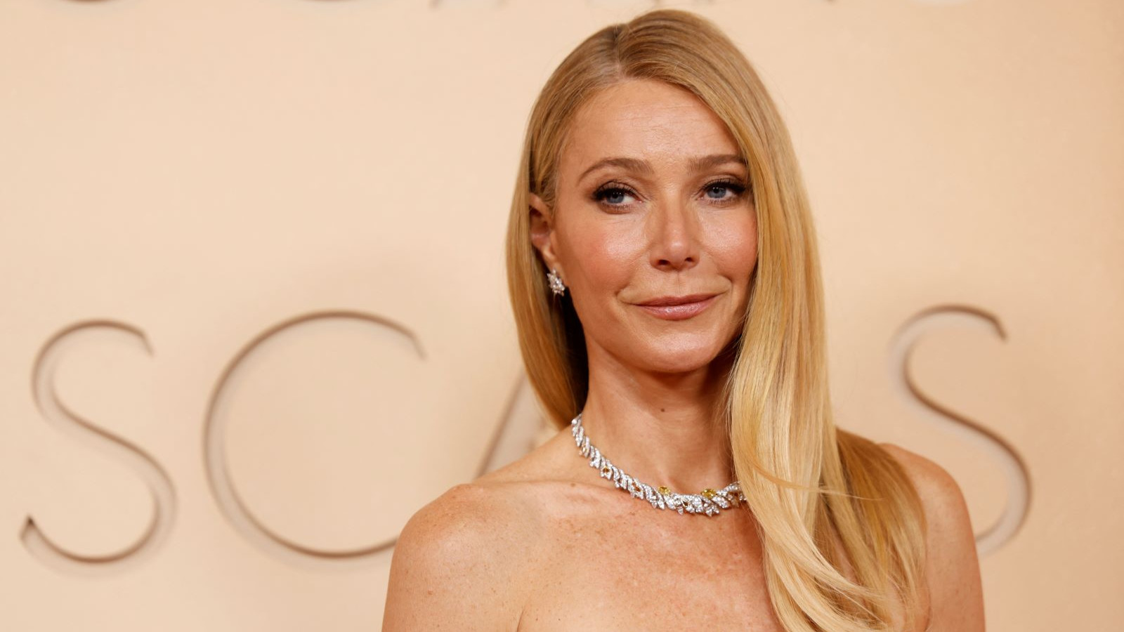 Gwyneth Paltrow beyazlar içinde