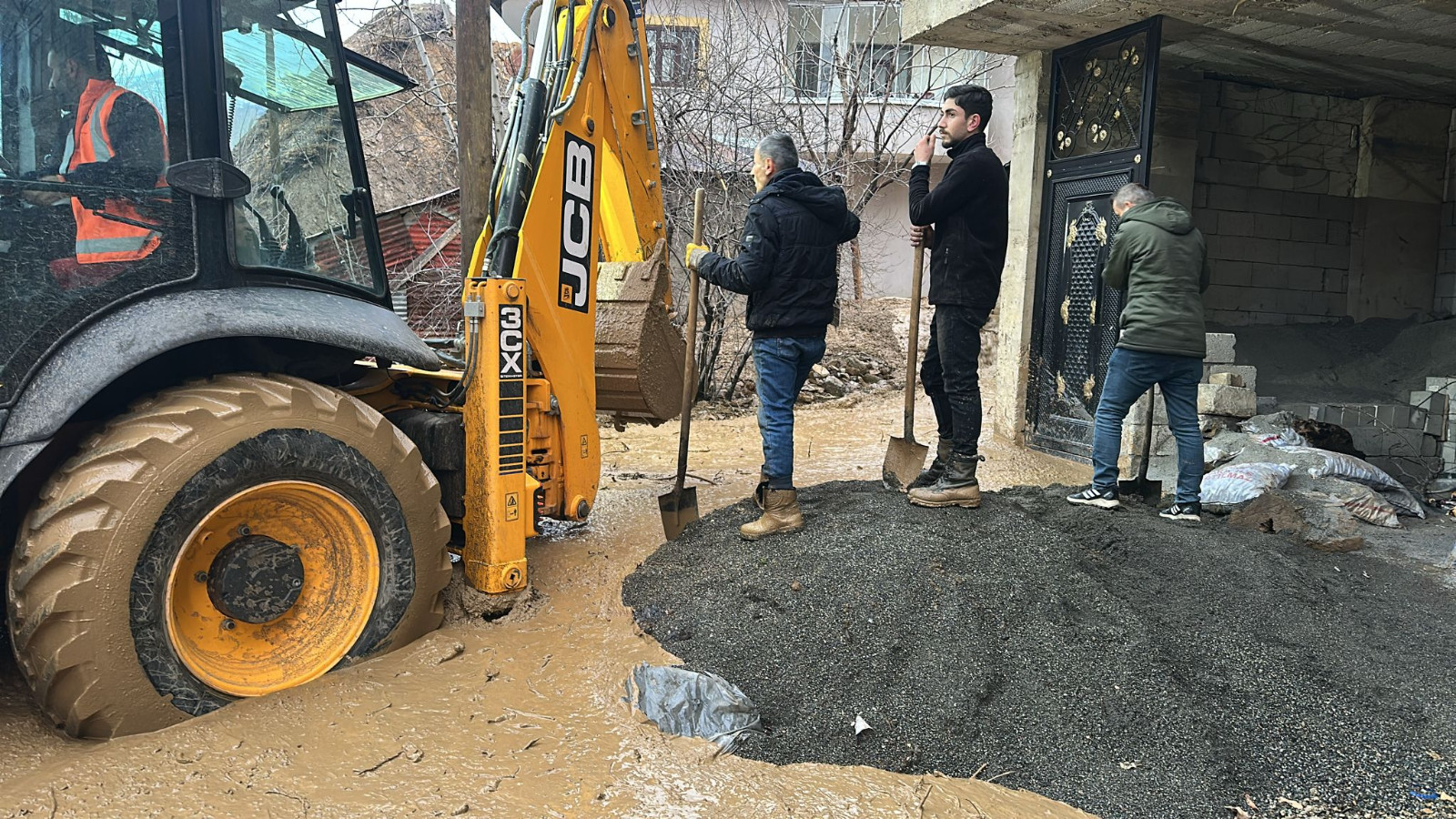 Hakkari'de sağanak heyelana neden oldu