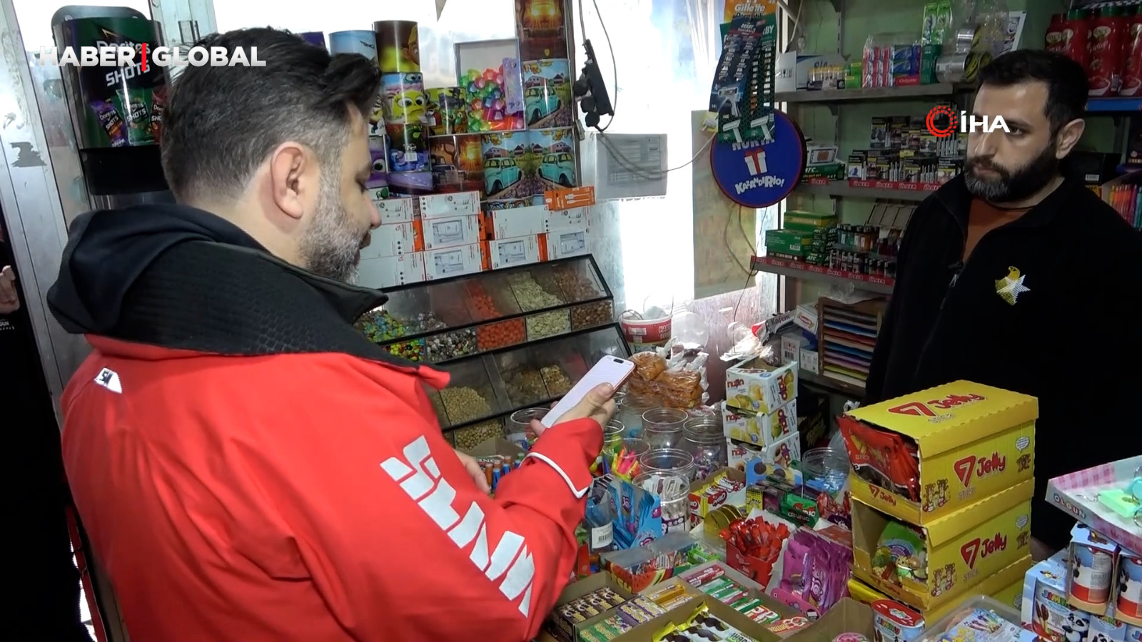 Mahallenin bakkal borcunu ödeyip, veresiye defterini yaktı