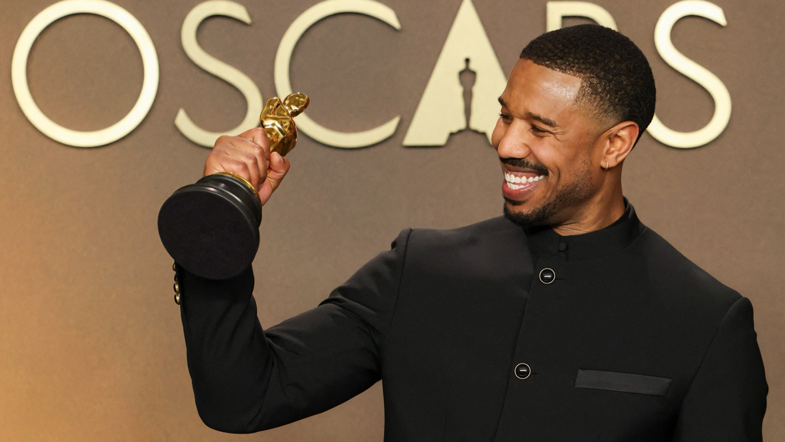Michael B. Jordan Oscar ödülünü alıp hamburgerciye koştu