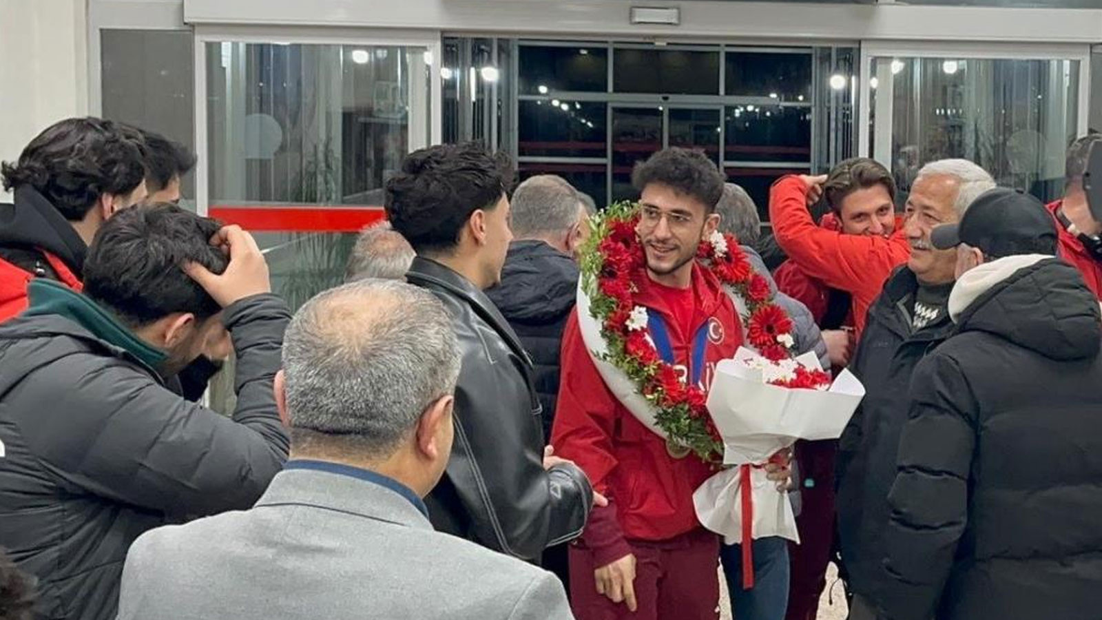 Milli sporcu Furkan Akar çiçeklerle karşılandı