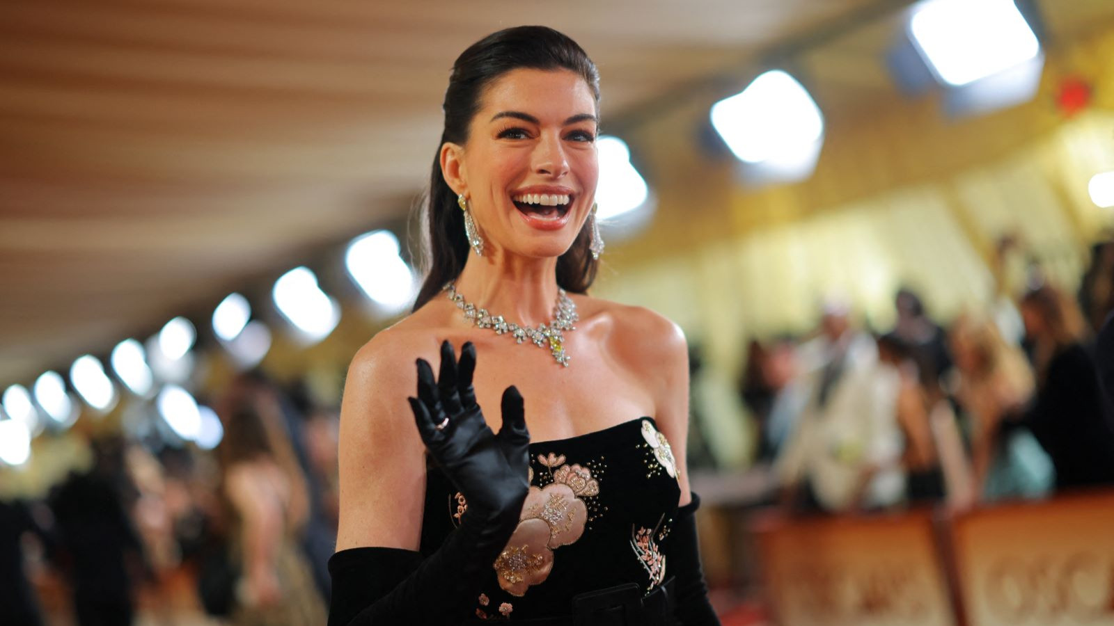 Oscar gecesinde Anne Hathaway’den sürpriz stil: Kemerli ve opera eldivenli “deniz kızı” elbise