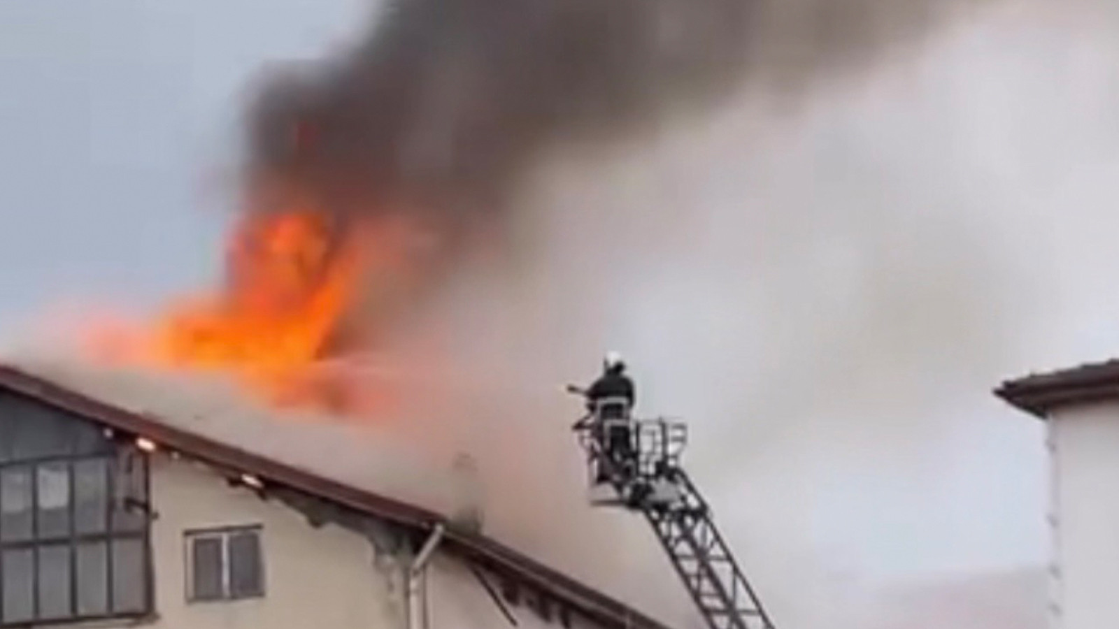 Bartın'da 4 katlı binada yangın!