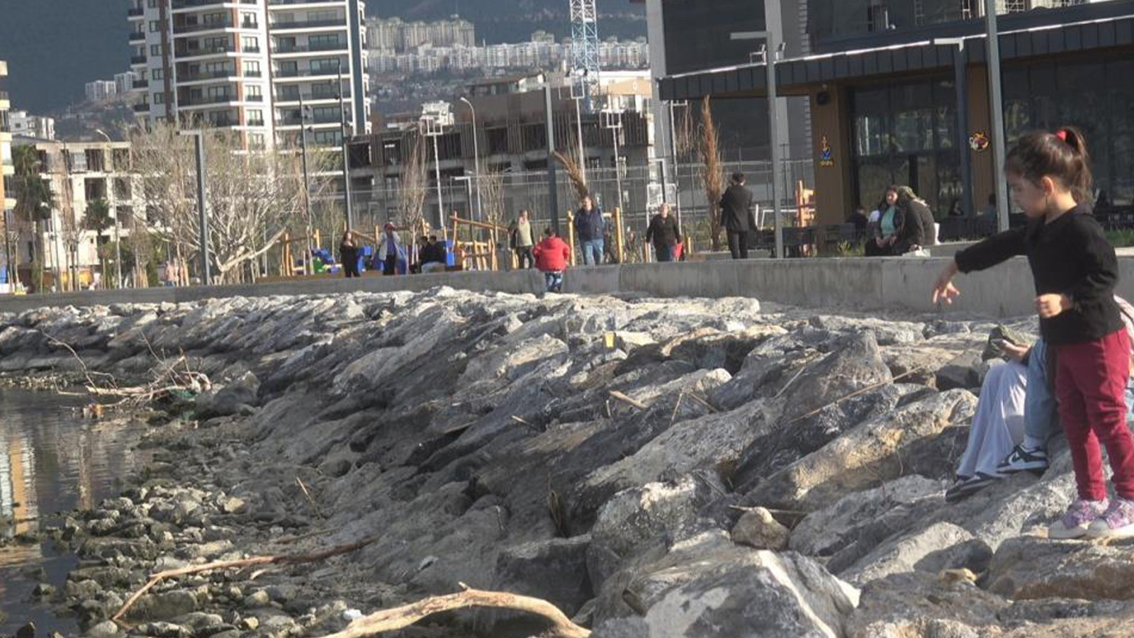 Deniz suyu metrelerce çekildi