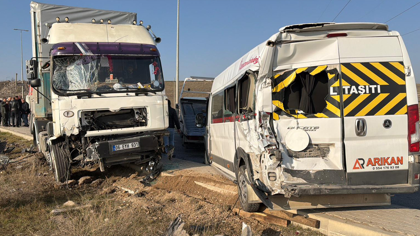 Eskişehir'de tır 4 araca çarptı: 12 yaralı