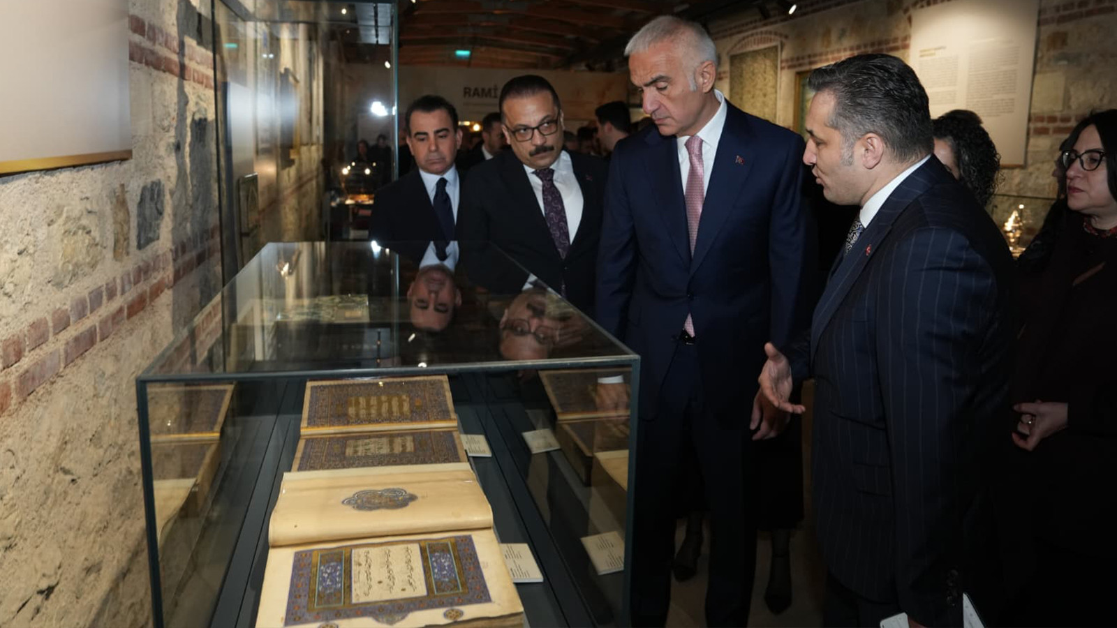 İki İznik çinisi yıllar sonra yeniden Türkiye'de