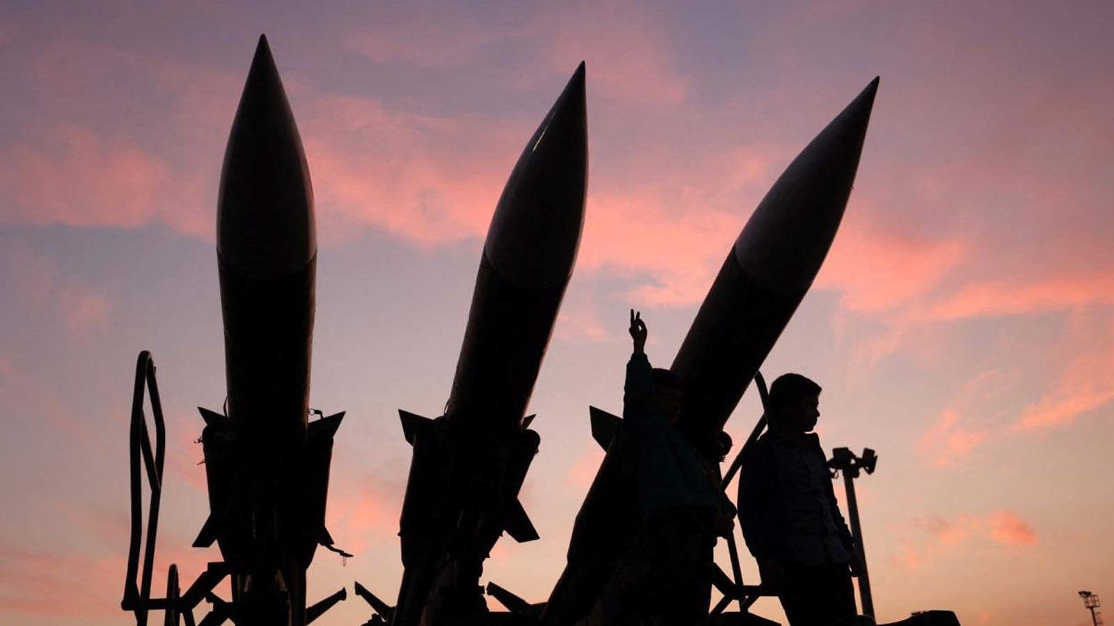 İran'dan, İsrail ve ABD'ye karşı füze ve İHA saldırısı