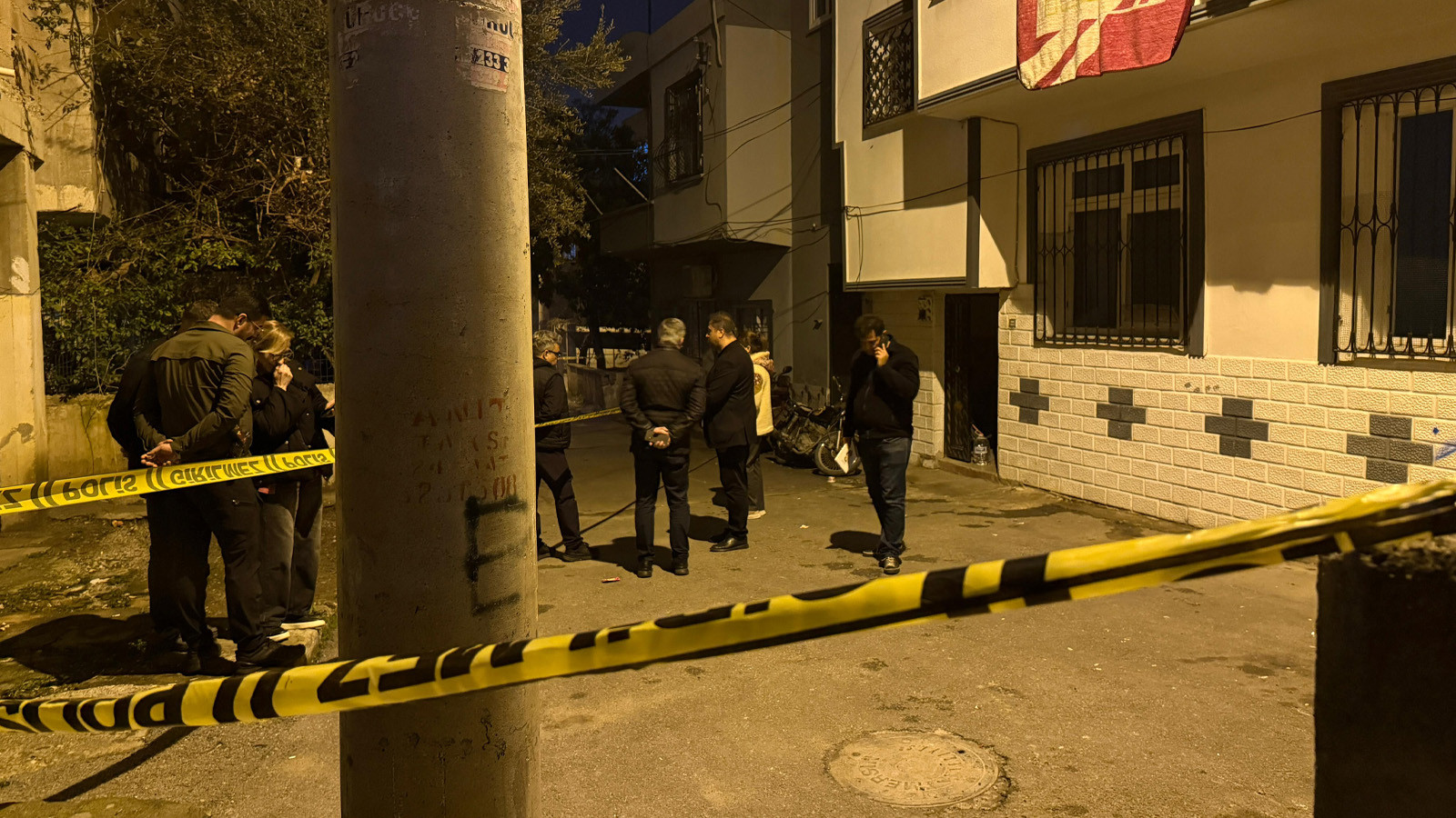 Mersin'deki kavgada sokaktan geçen genç kız, başından vurulup öldü