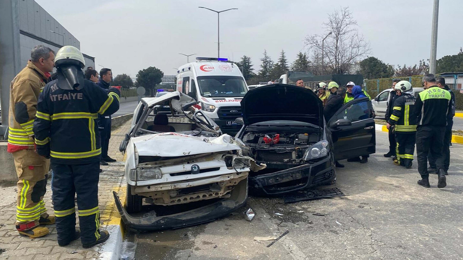 Otomobilin çarptığı kamyonetin sürücüsü öldü