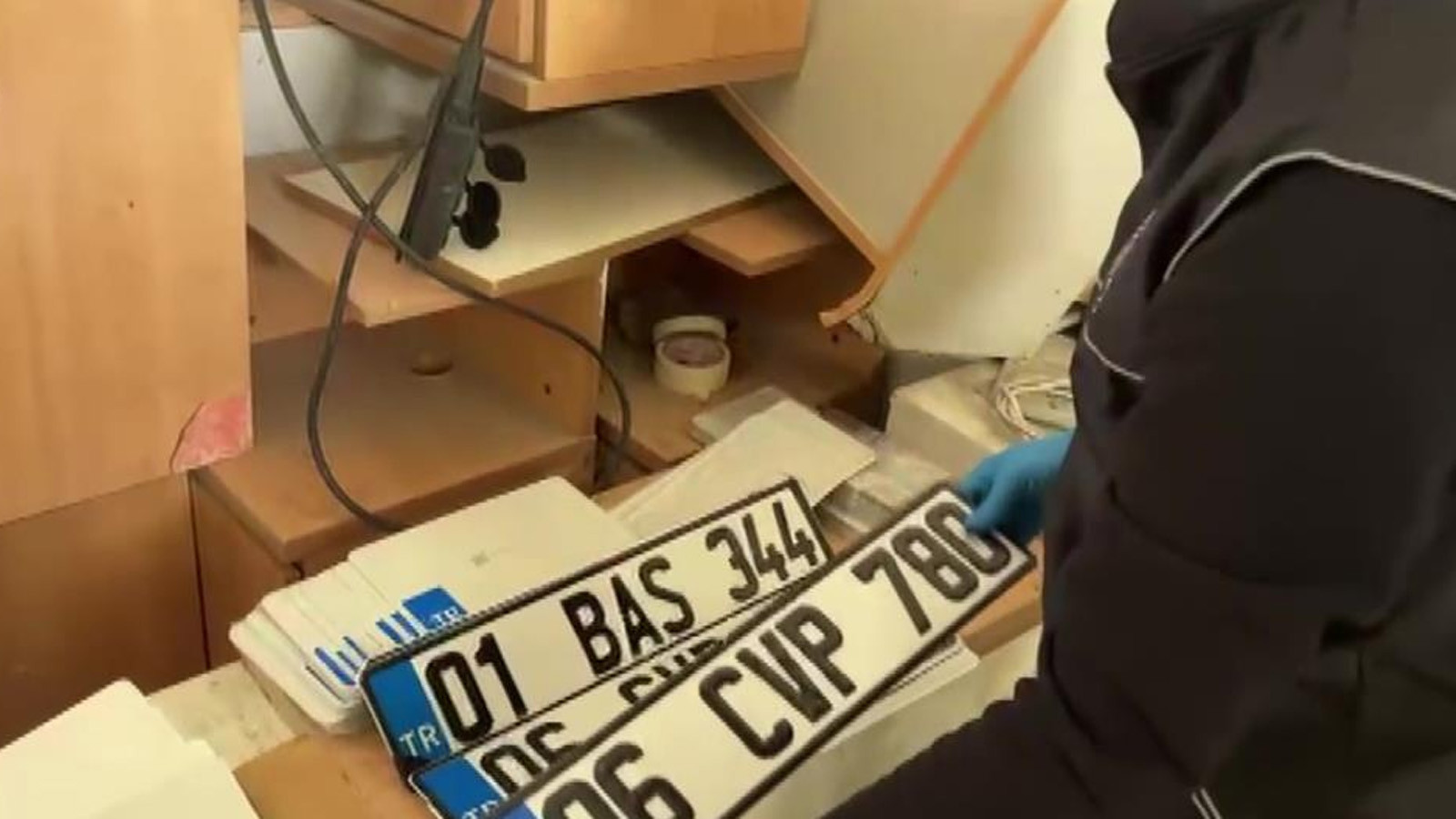 Polisten merdiven altı plaka basım atölyelerine baskın: 4 tutuklama