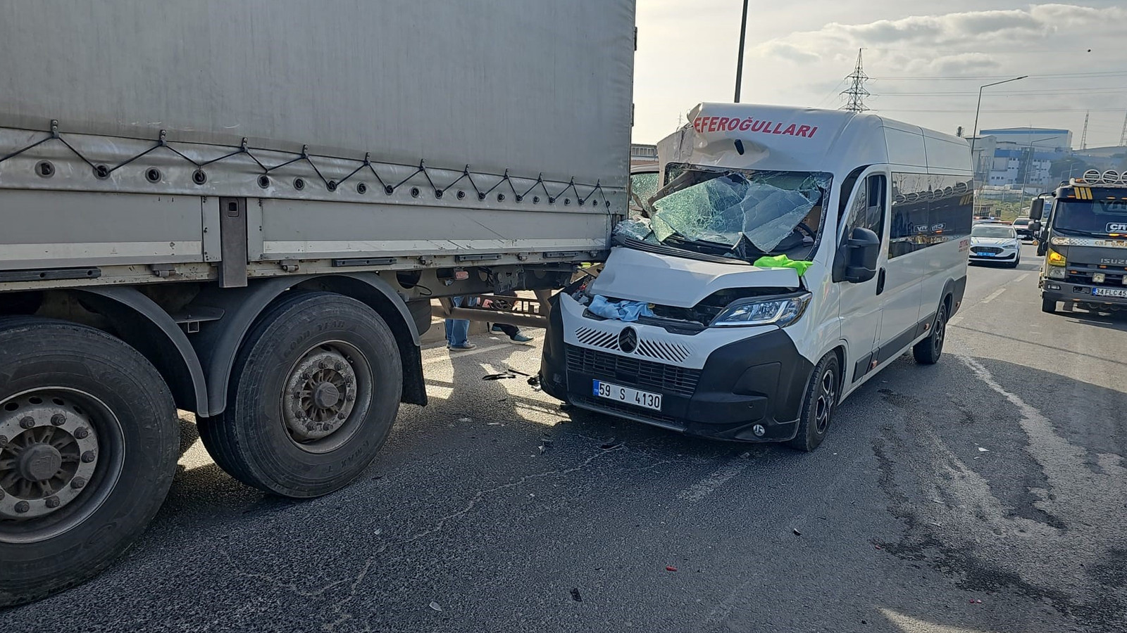 Tekirdağ Çerkezköy’de işçi servisi tıra çarptı: Çok sayıda yaralı var