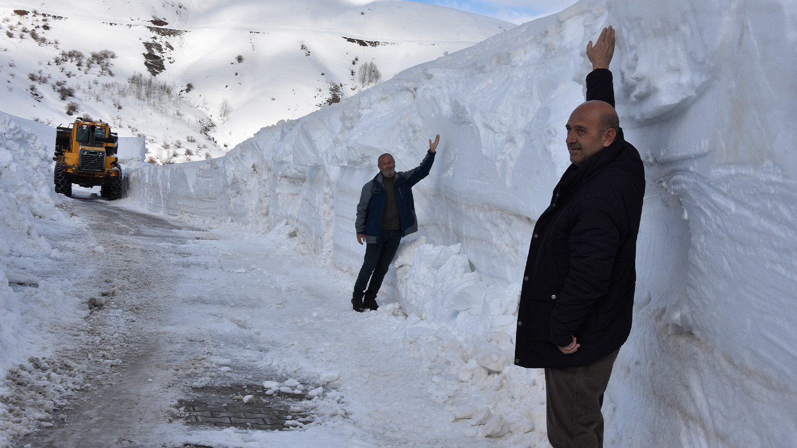 Bitlis'te 5 metreyi bulan karla mücadele