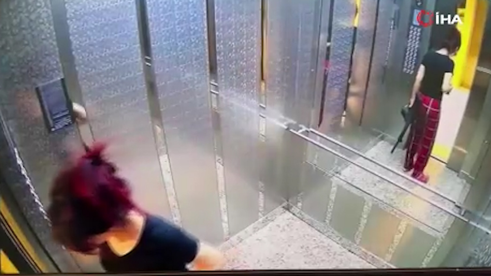 Eski sevgili dehşeti! Ayrıldığı erkek arkadaşının evini pompalı tüfekle bastı