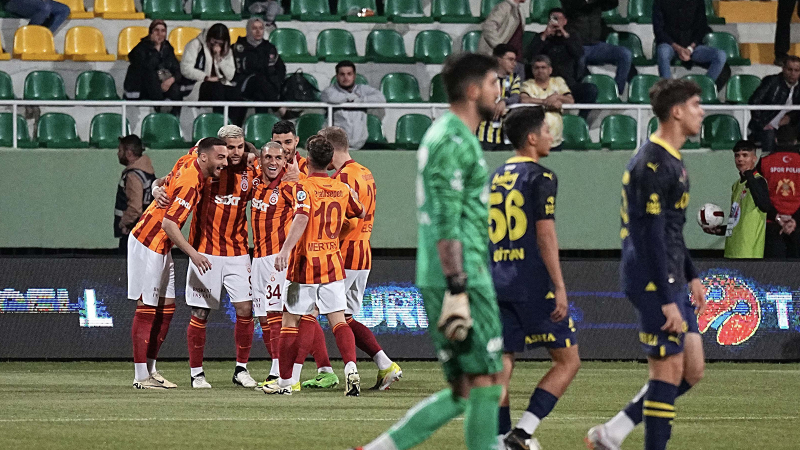 Galatasaray-Fenerbahçe derbisi Afrika Kupası'nın el değiştirmesine neden oldu!
