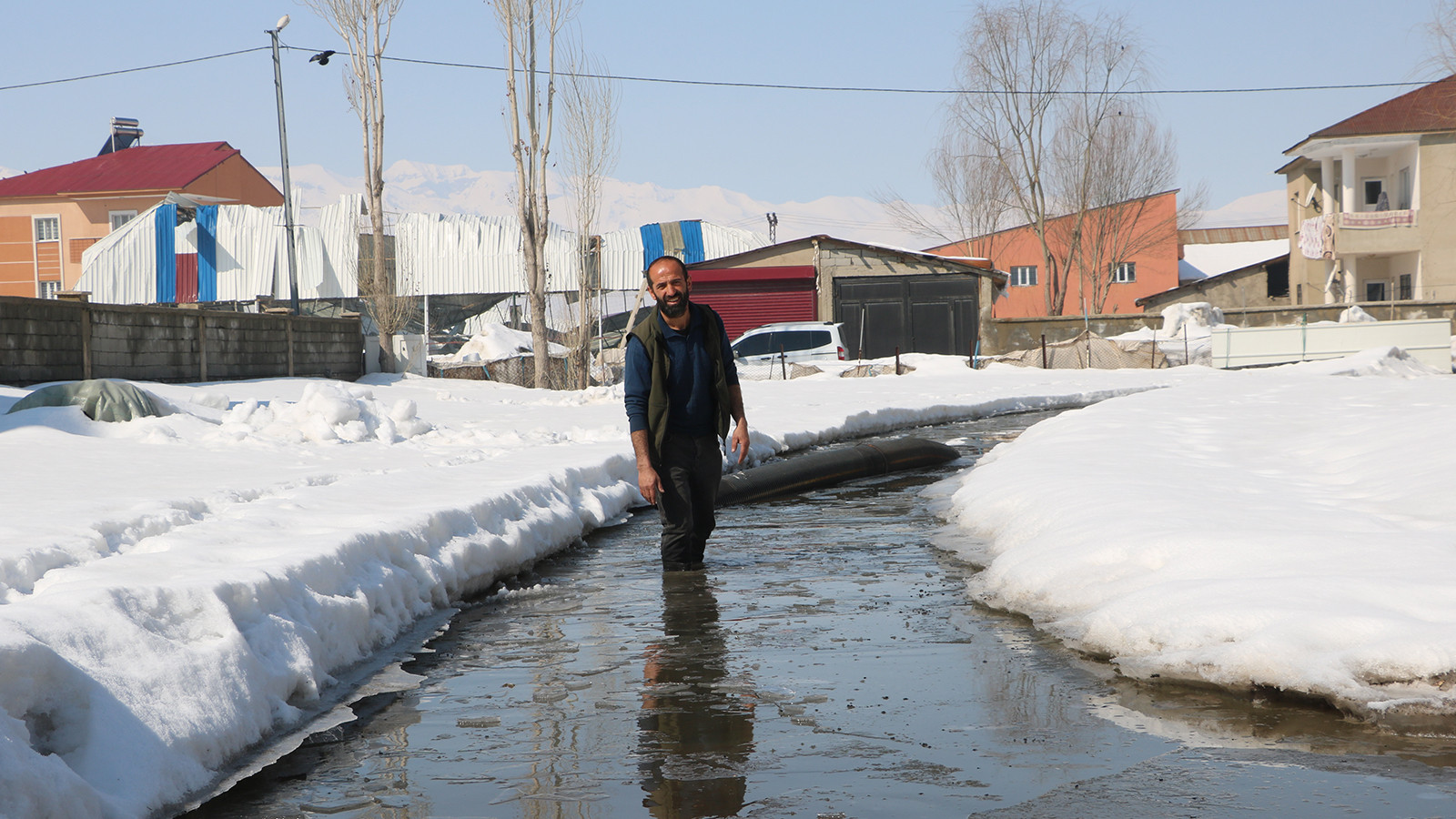 Hakkari'de sağanak sonrası rögarlar taştı; bazı evleri su bastı
