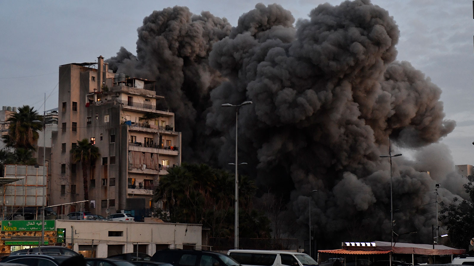 İsrail, Lübnan'ın güneyinde benzin istasyonlarını vurdu