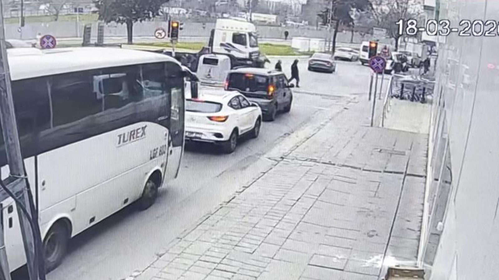 İstanbul'da feci kaza! Tırın altında kalan kadın öldü