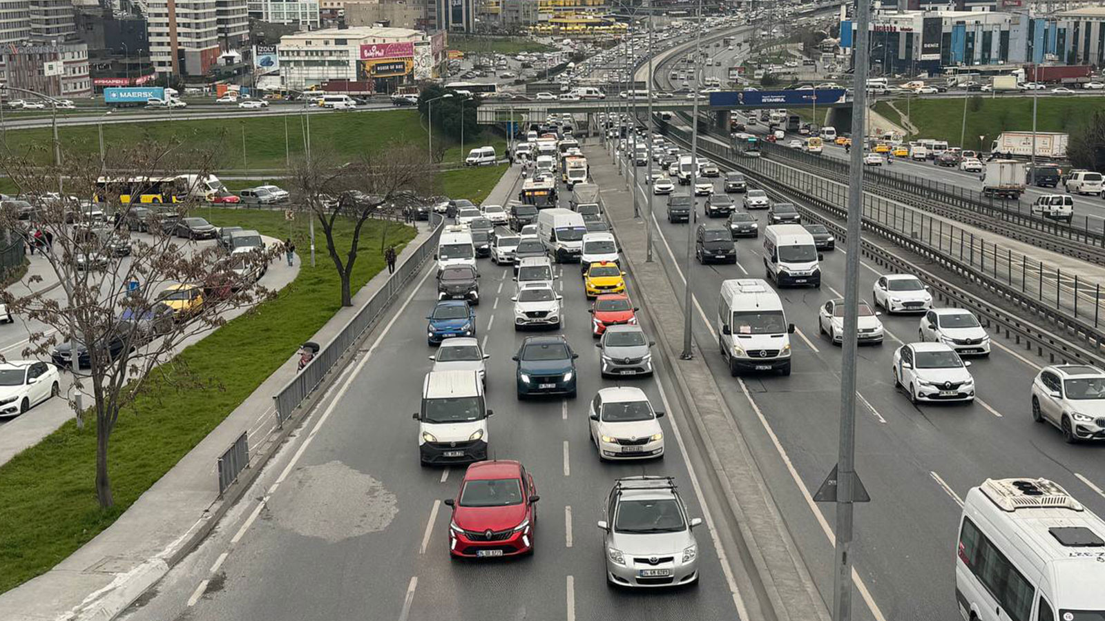 İstanbul'da iftar öncesi trafik kilit! Yoğunluk yüzde 80'e ulaştı