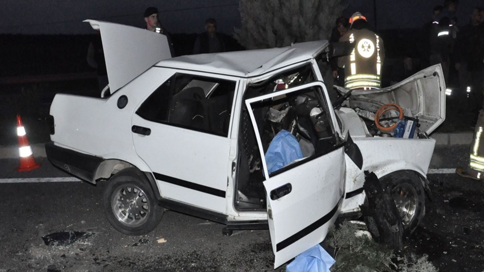 Manisa'da korkunç kaza! Karşı şeride geçen araç 2 otomobile çarptı: Ölüler ve yaralılar var