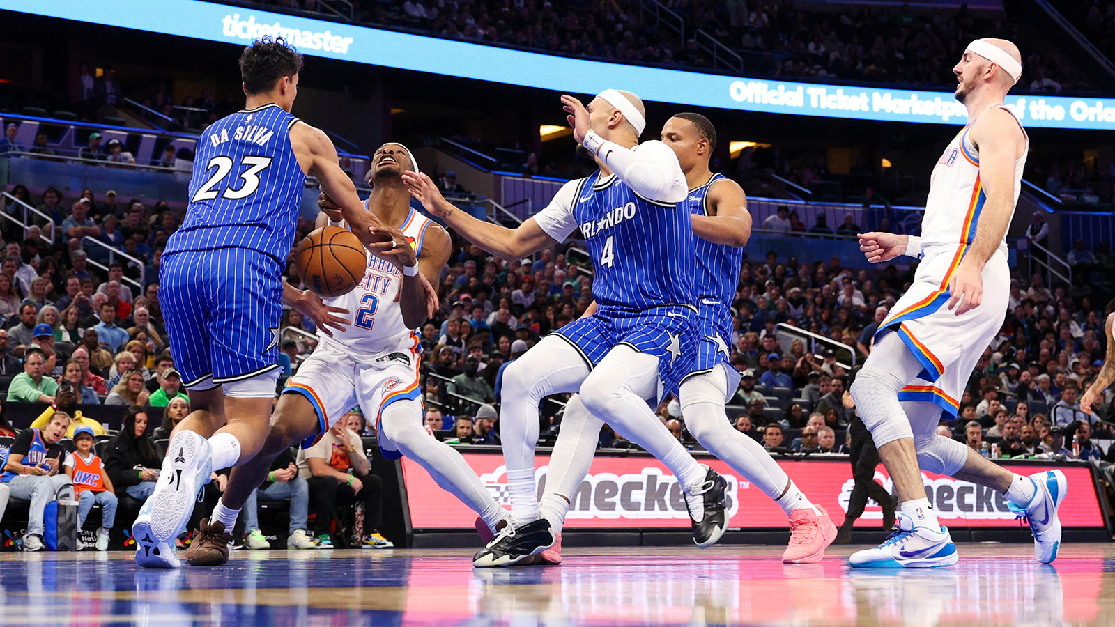 NBA maçında ilginç anlar: Alex Caruso, ayakkabısıyla rakibine blok yaptı