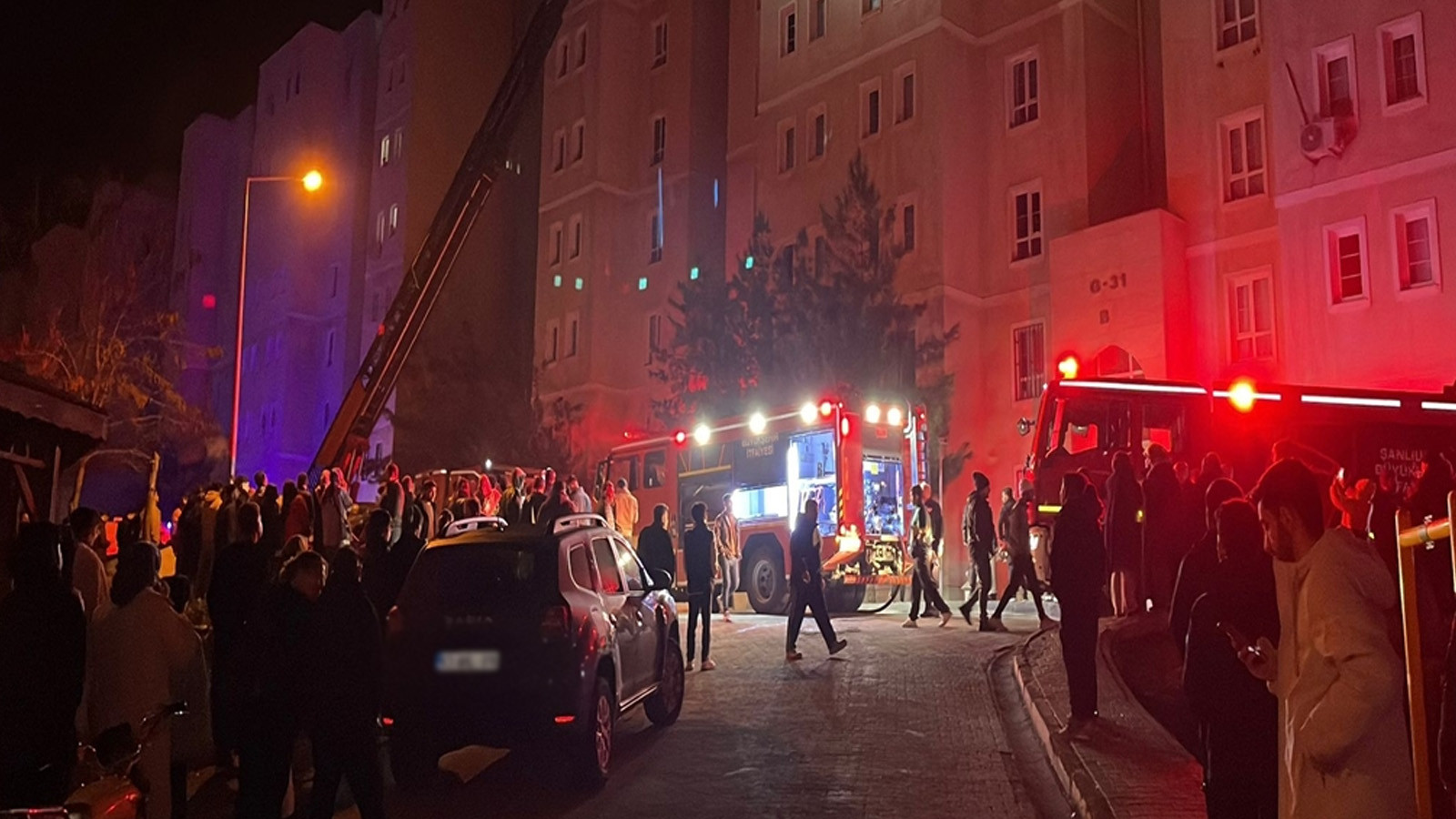 Şanlıurfa'da elektrik panosu bomba gibi patladı: Bina tahliye edildi