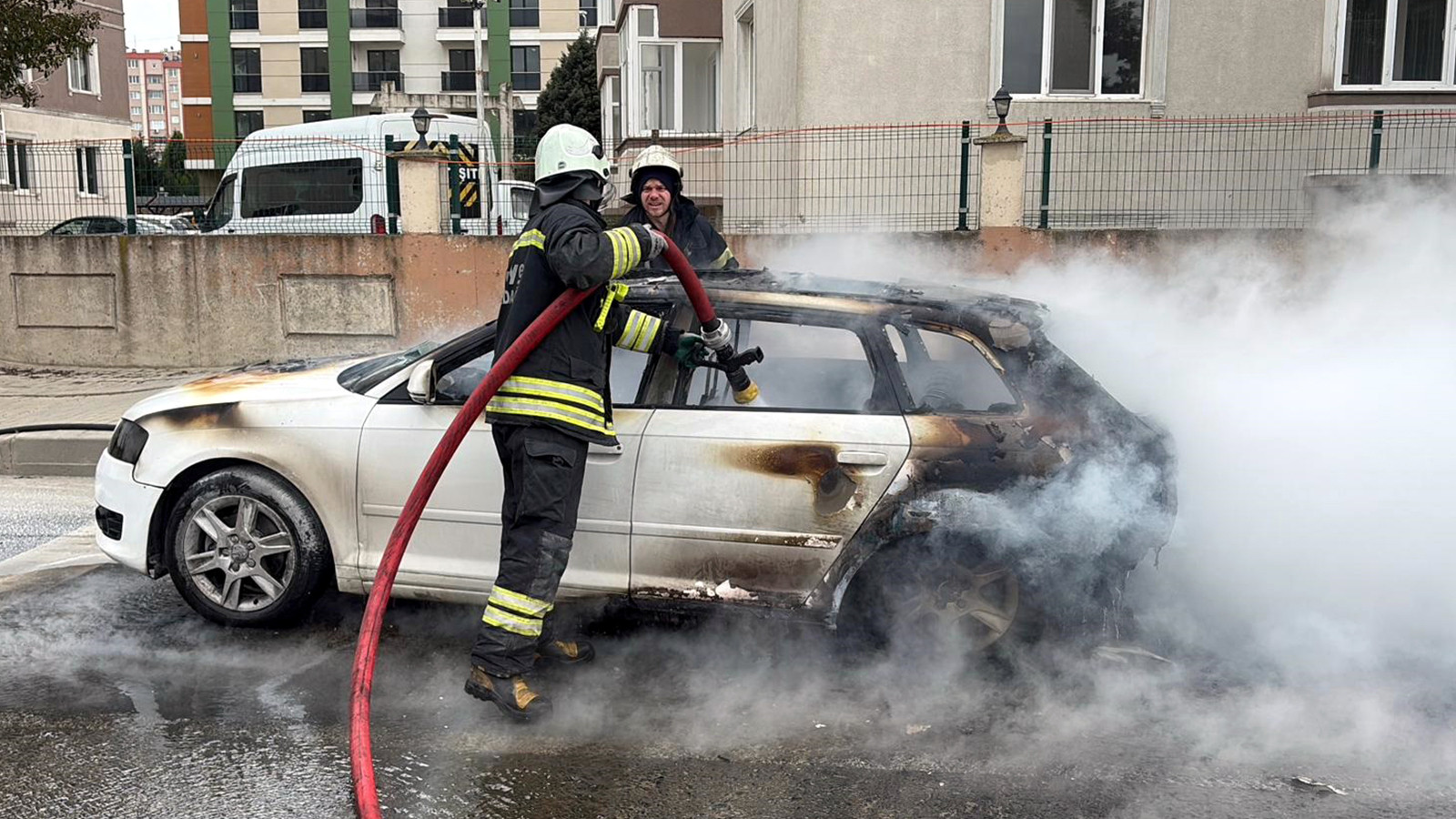 Seyir halindeki otomobil yandı, sürücü son anda kurtuldu