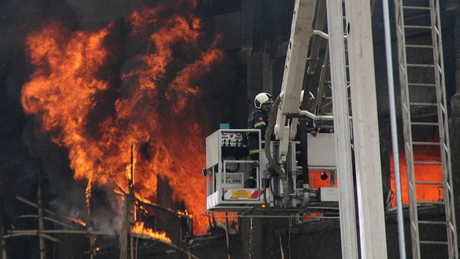 Ülkenin başkentinde yangın faciası: Çok sayıda ölü var