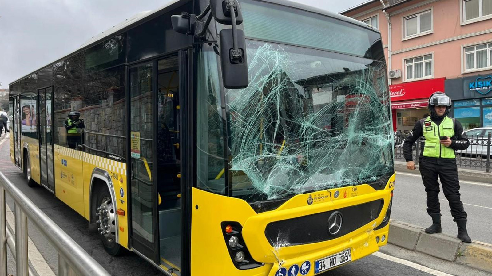 Üsküdar'da iki İETT otobüsü çarpıştı