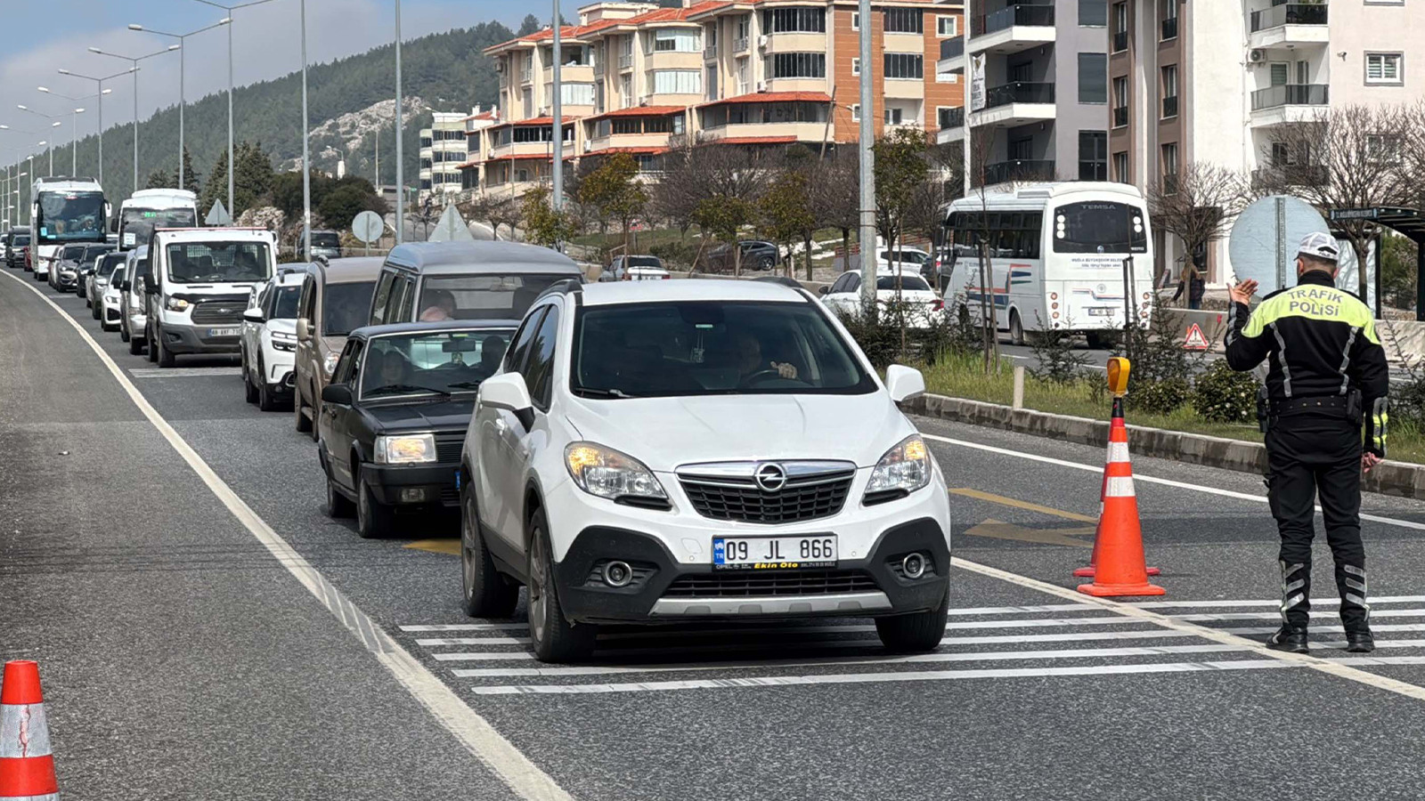 Bayram öncesi kente ziyaretçi akını; uzun araç kurukları oluştu!